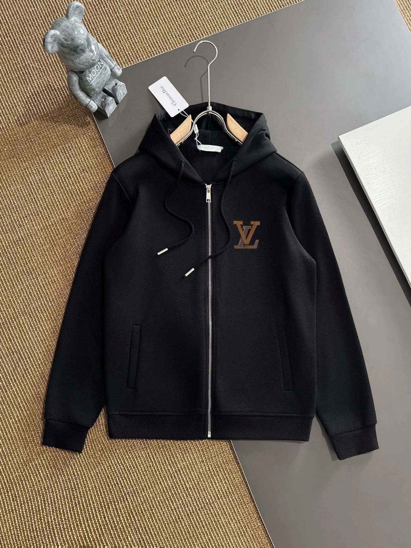 🅿️420 direct batch [LV Louis Vuitton] (Fat Man Gospel) hot-selling suit is coming. Focus on the original version of the official website. 2025 new hot-selling cardigan and sweatshirt suit. The original order is the best. 🇭🇰The meticulous work of top designers. Just for a fitting and perfect upper body effect. 100% natural high-quality Roman cotton, close-fitting comfort, noble and elegant! Original hardware embodies elegance and nobility! Counter size: M-5XL (maximum wear up to 220 pounds)